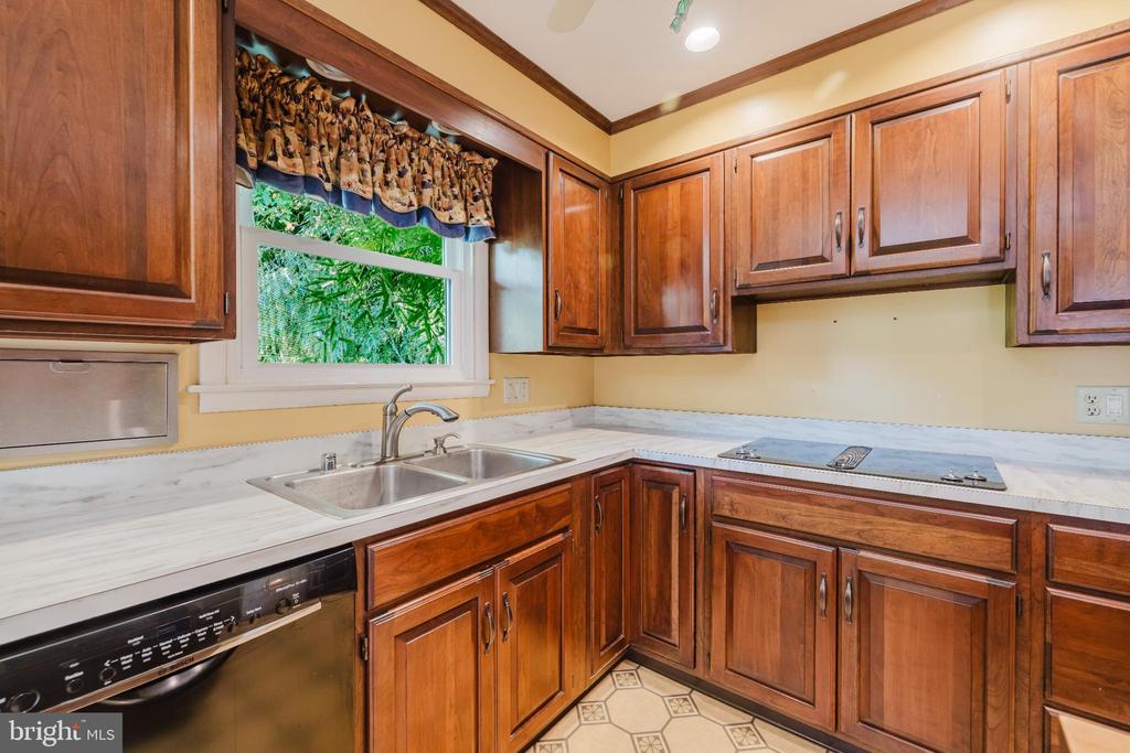 814 W PADONIA ROAD