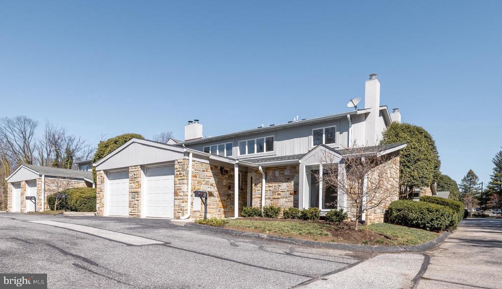 22 STONE MANOR COURT 22