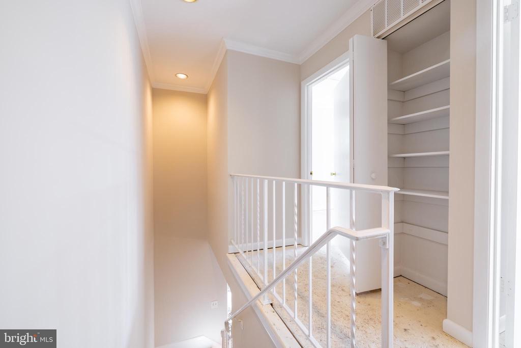 22 STONE MANOR COURT 22