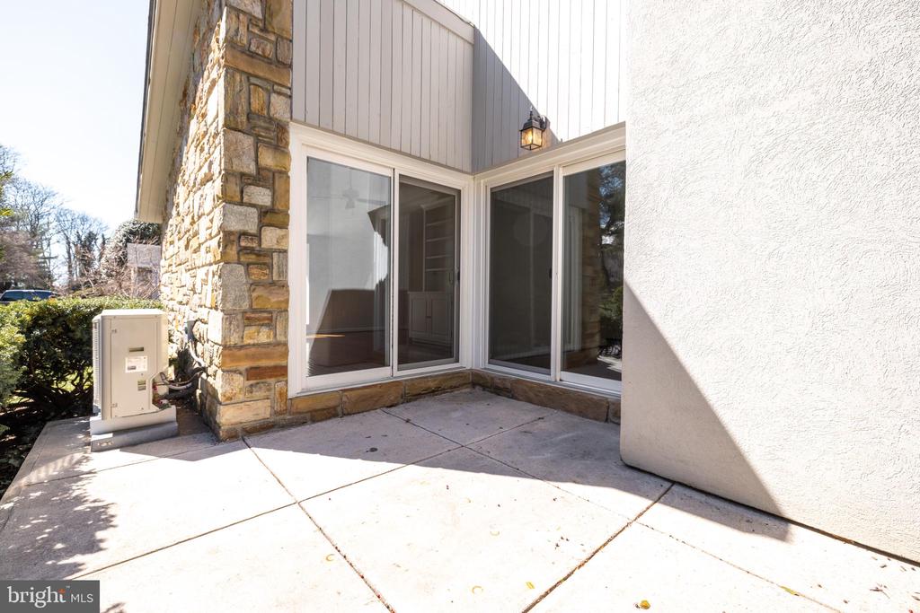 22 STONE MANOR COURT 22