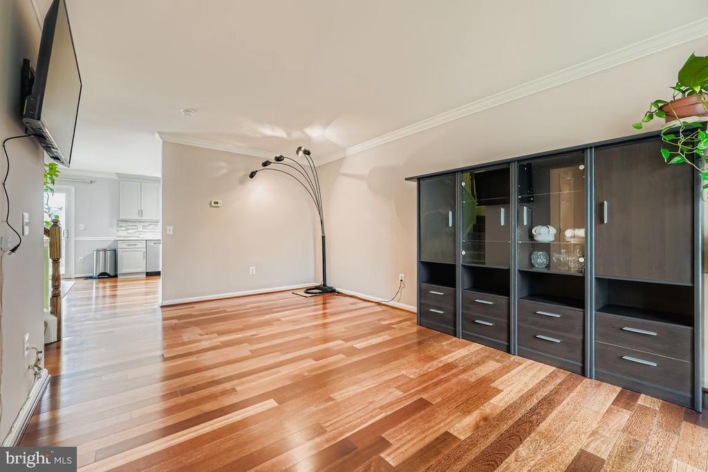 7 PUTMAN COURT