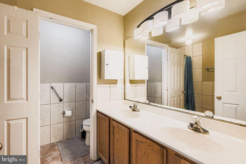 7 PUTMAN COURT