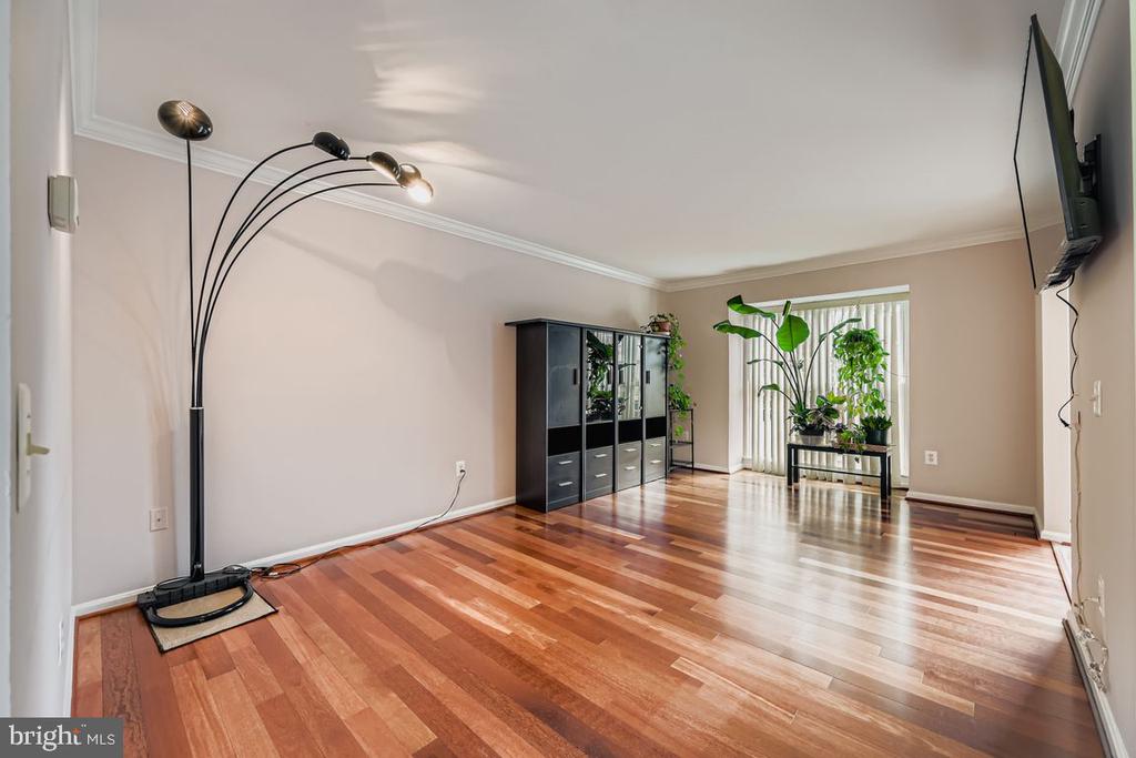 7 PUTMAN COURT