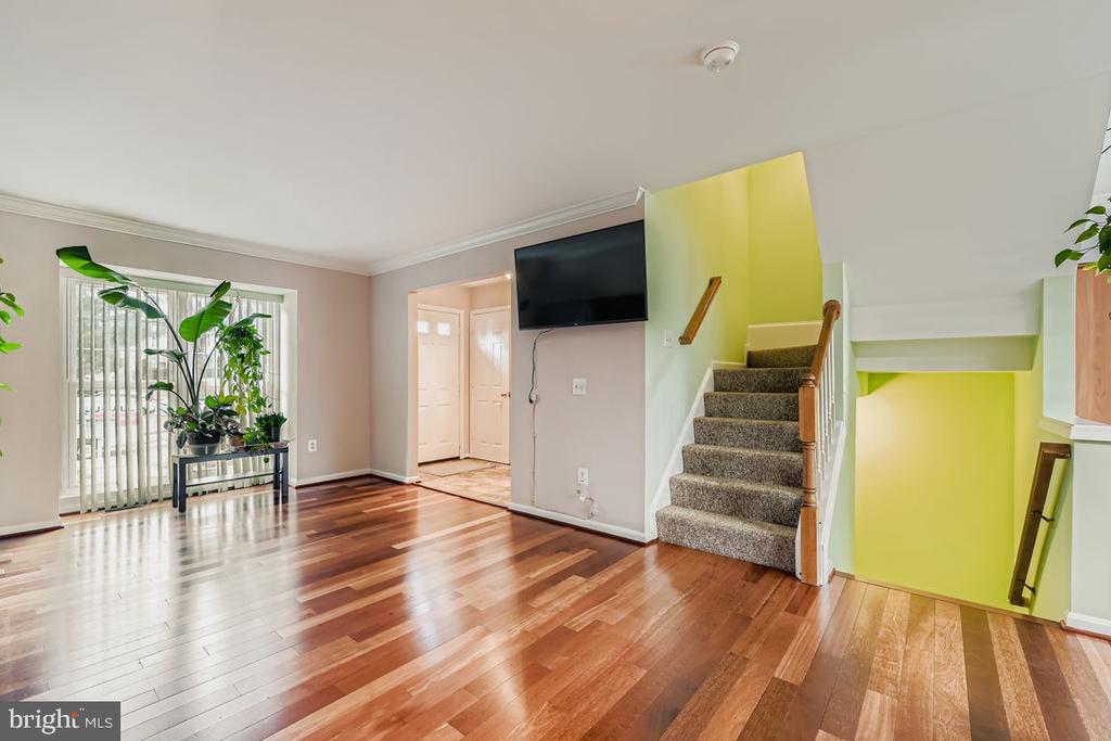 7 PUTMAN COURT