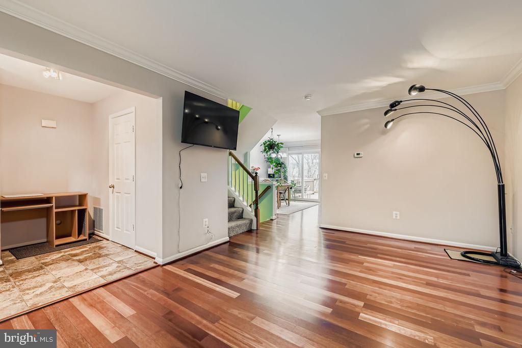 7 PUTMAN COURT