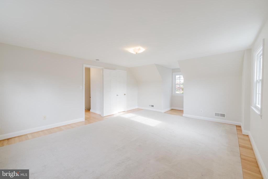 904 LOCUSTVALE ROAD