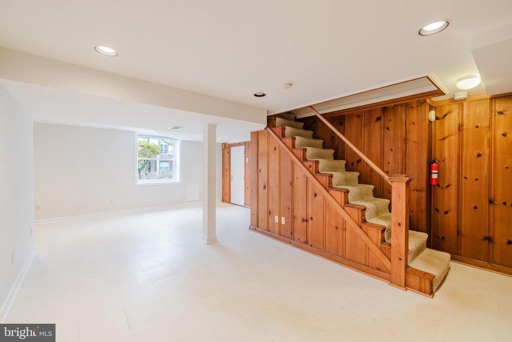 904 LOCUSTVALE ROAD