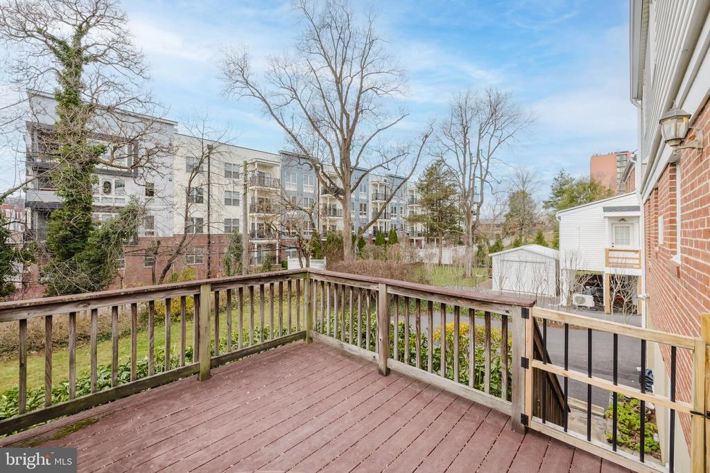 904 LOCUSTVALE ROAD