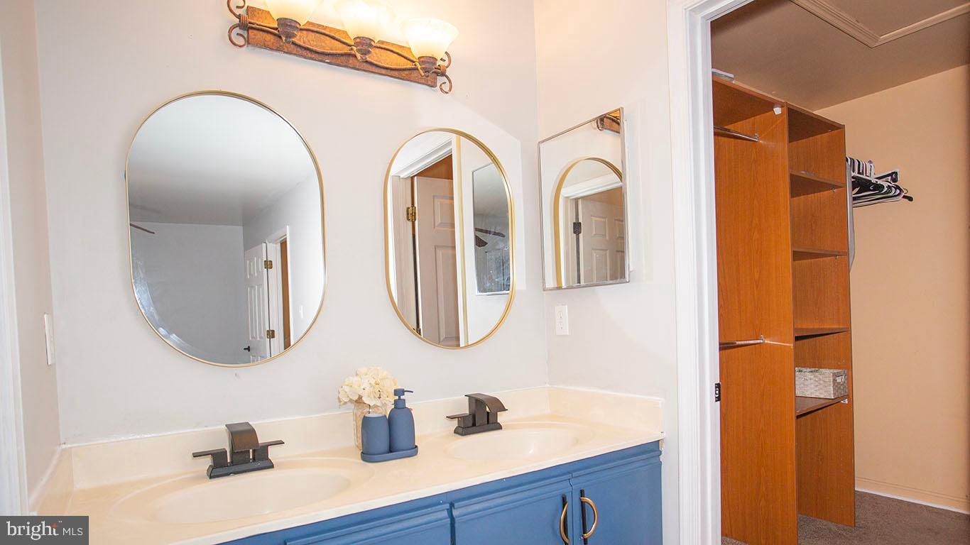 5 WINDY MEADOW COURT