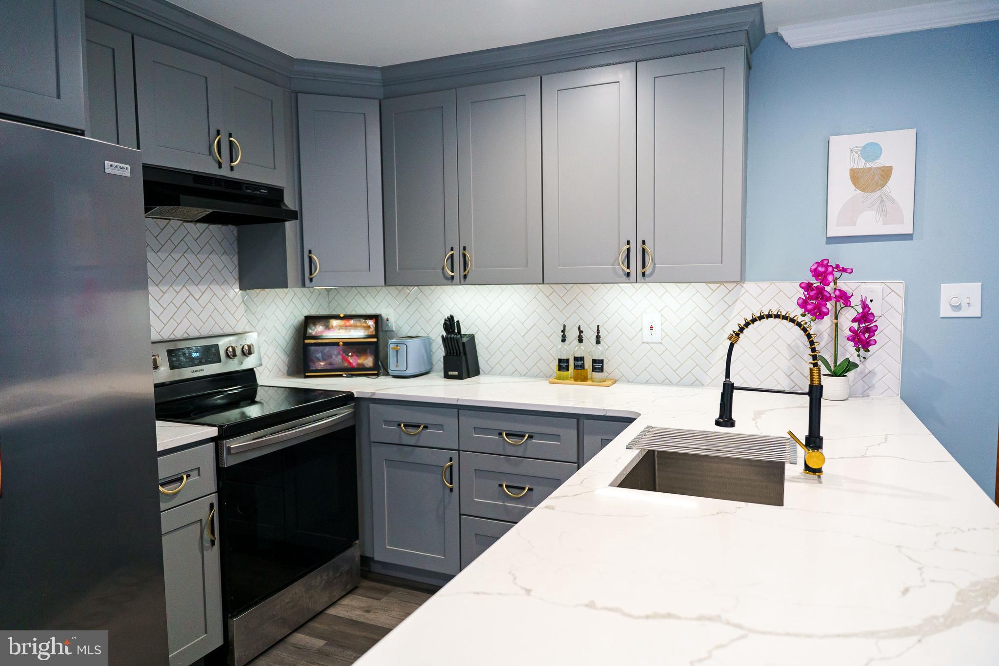 5 WINDY MEADOW COURT