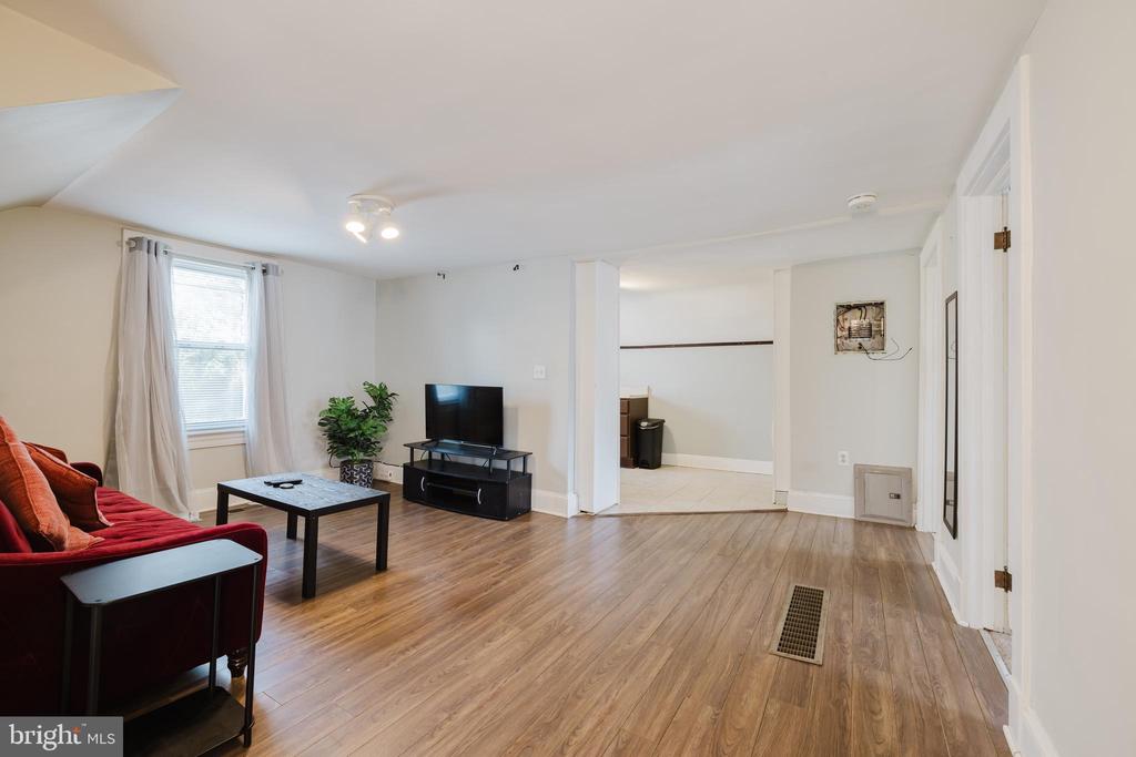 34 BURKE AVENUE E