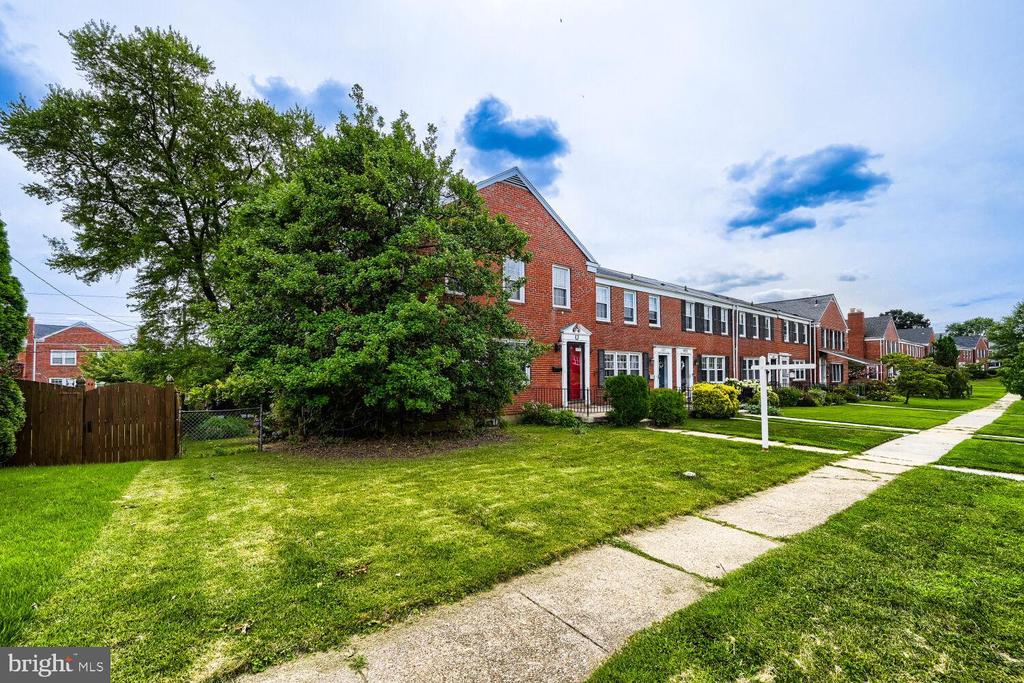 1529 DOXBURY ROAD