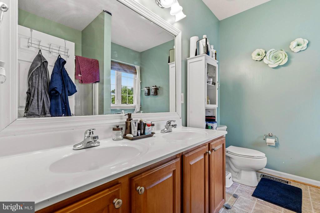 1004 GLEN OAK COURT