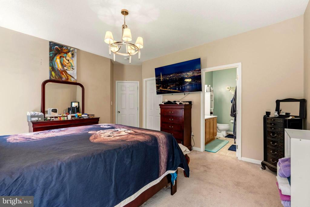1004 GLEN OAK COURT