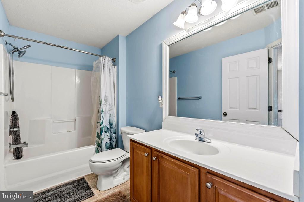 1004 GLEN OAK COURT