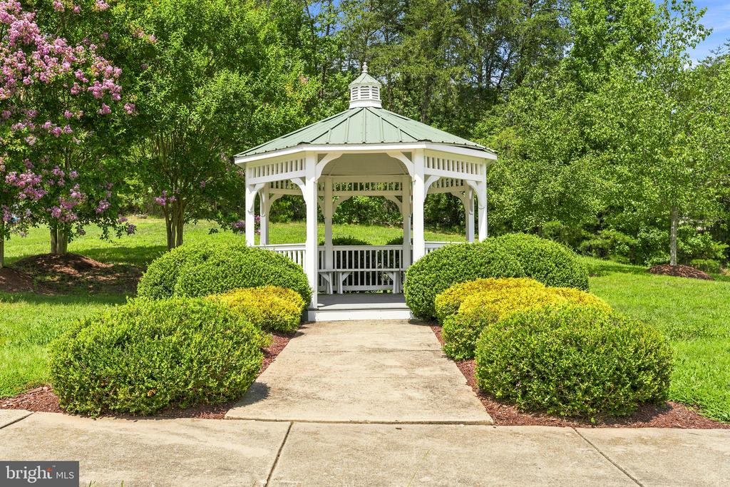 1004 GLEN OAK COURT
