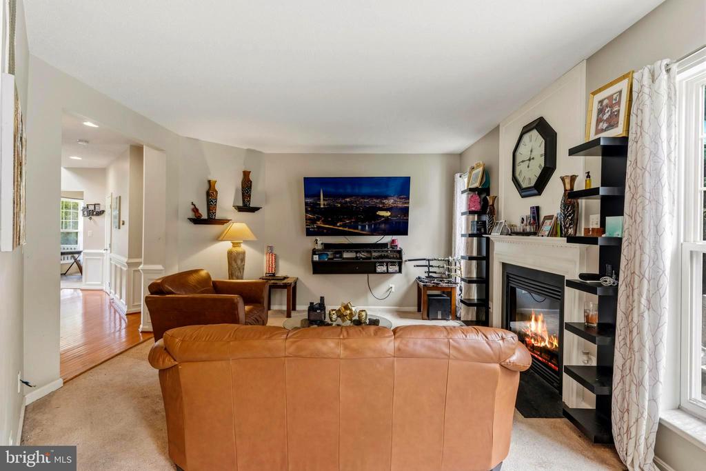 1004 GLEN OAK COURT