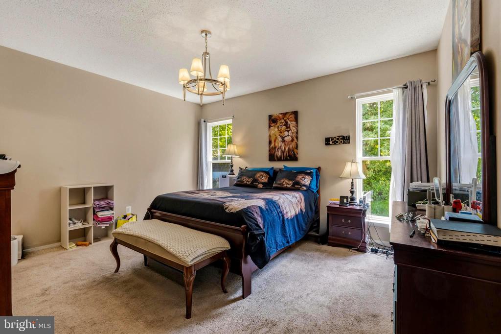 1004 GLEN OAK COURT