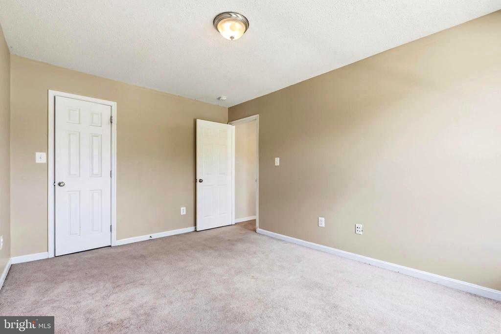 1004 GLEN OAK COURT