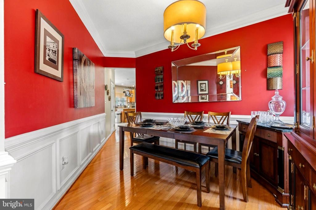 1004 GLEN OAK COURT