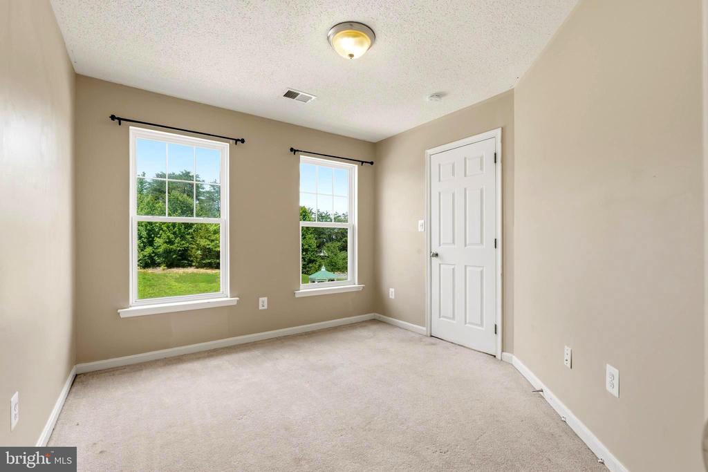 1004 GLEN OAK COURT
