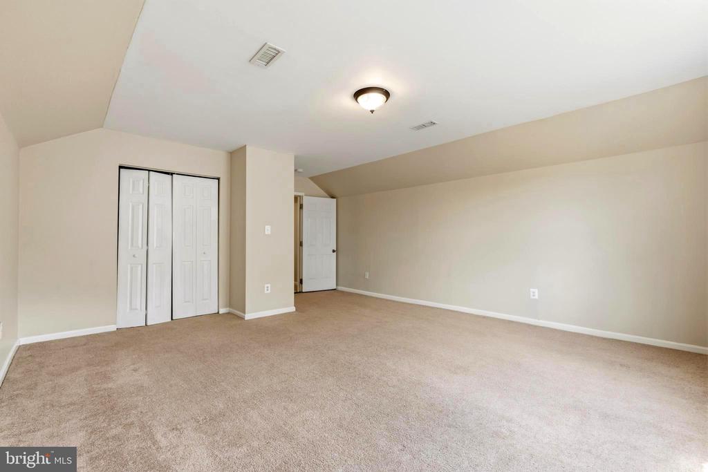 1004 GLEN OAK COURT