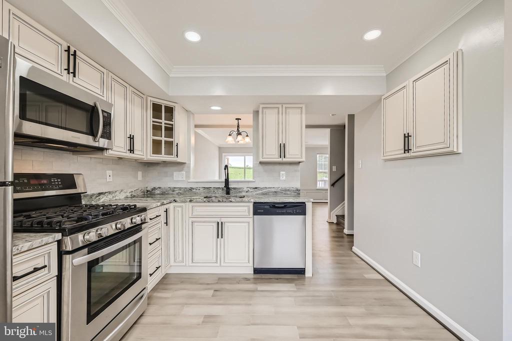 678 BOXWOOD DRIVE