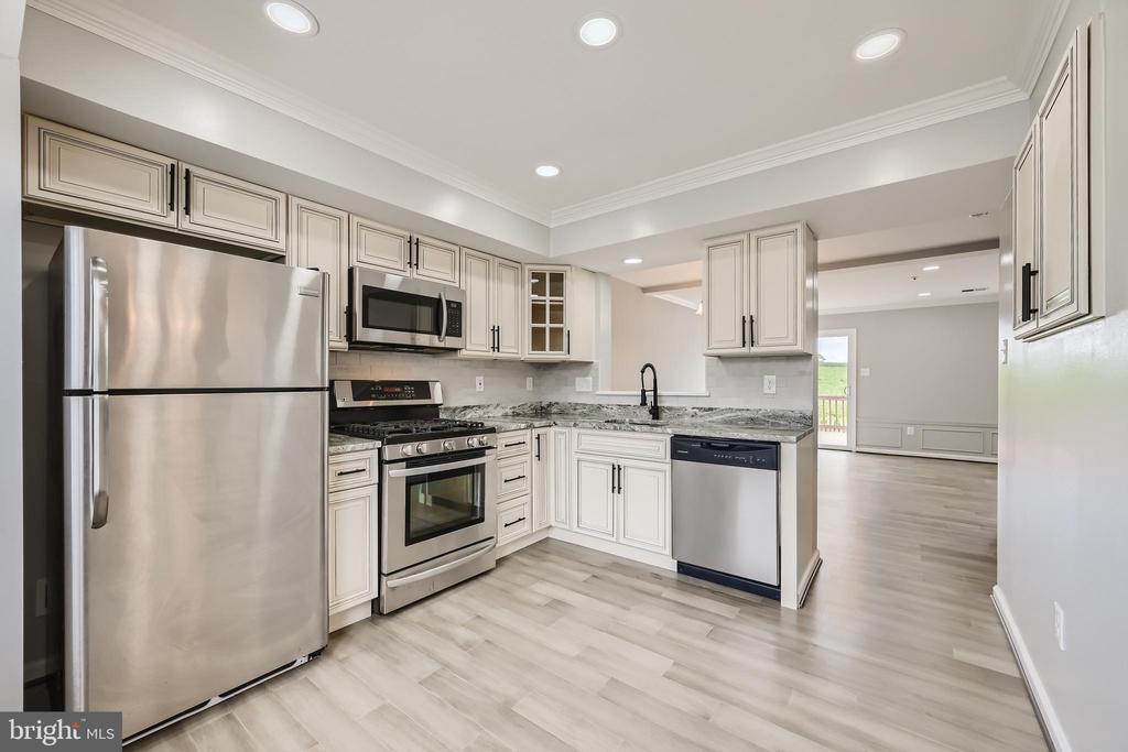 678 BOXWOOD DRIVE