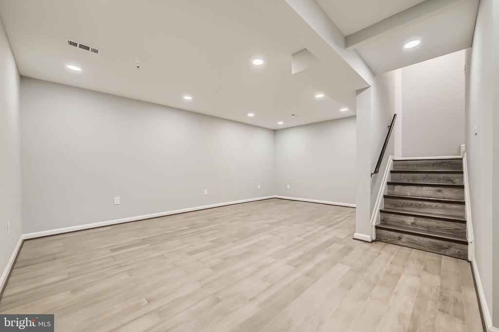 678 BOXWOOD DRIVE