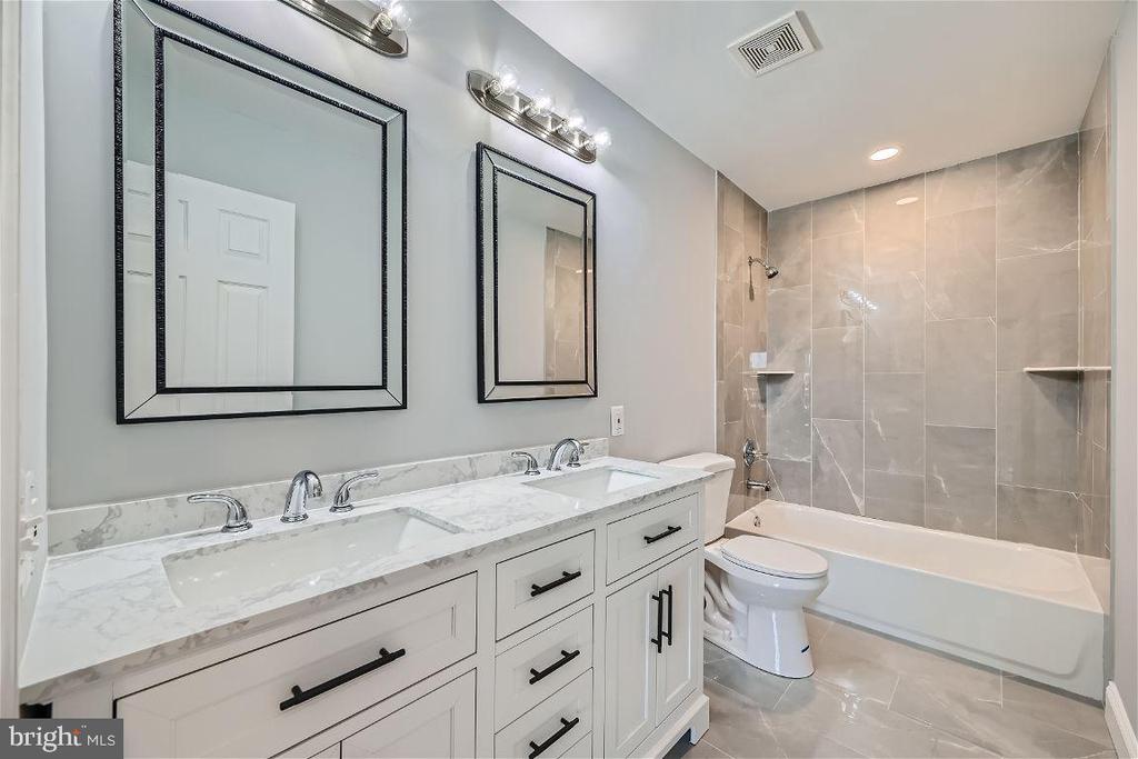 305 GOLDENEYE COURT