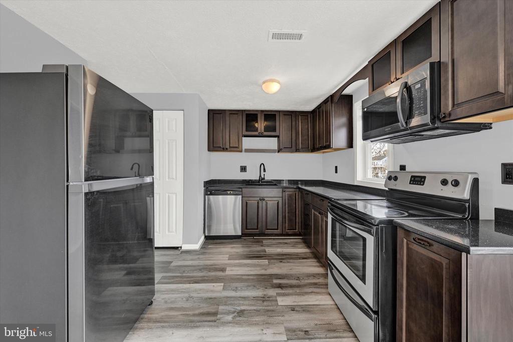 128 RAVENSWOOD COURT