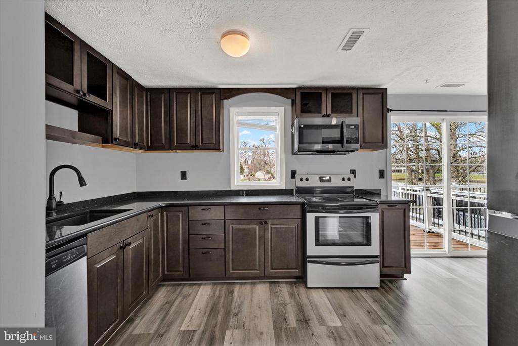 128 RAVENSWOOD COURT