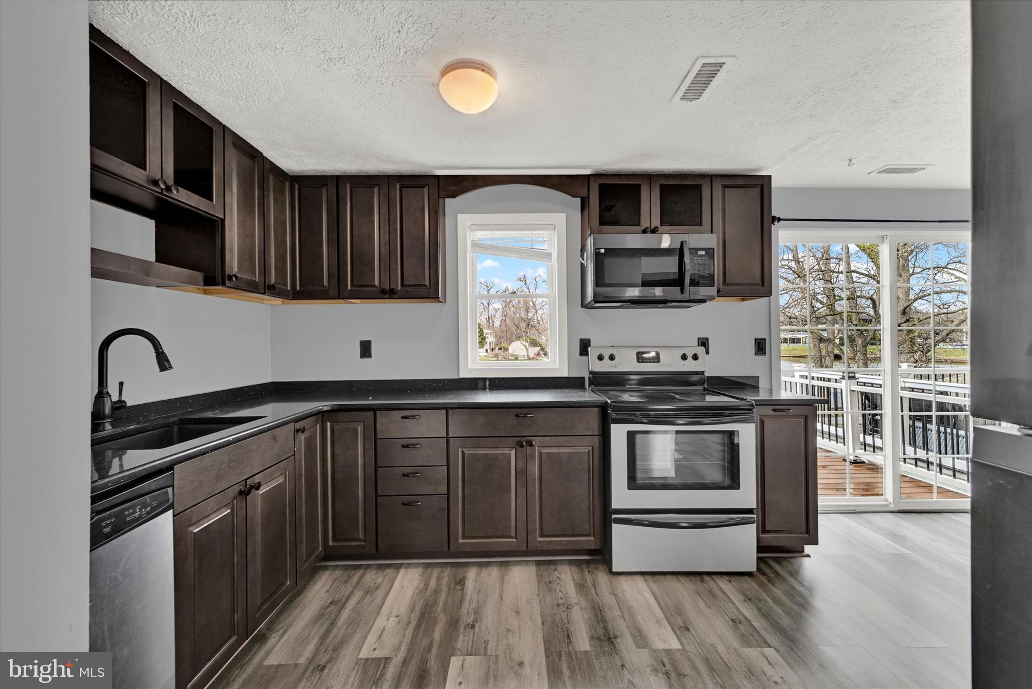 128 RAVENSWOOD COURT