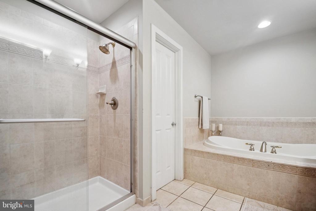 8719 TIMBER OAK LANE
