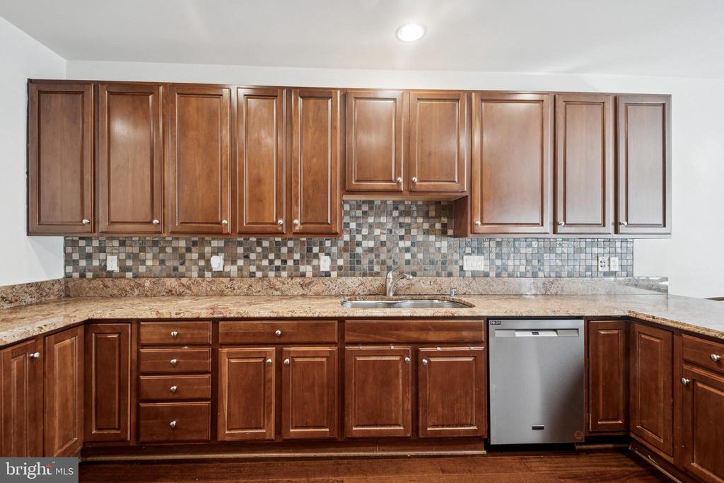 8719 TIMBER OAK LANE