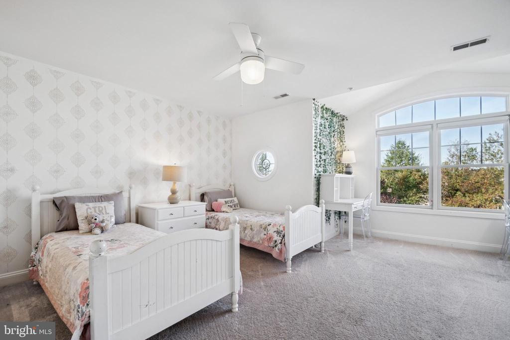8719 TIMBER OAK LANE