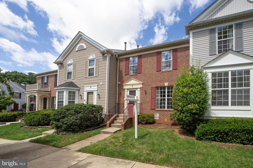 7 COTTAGE FIELD COURT