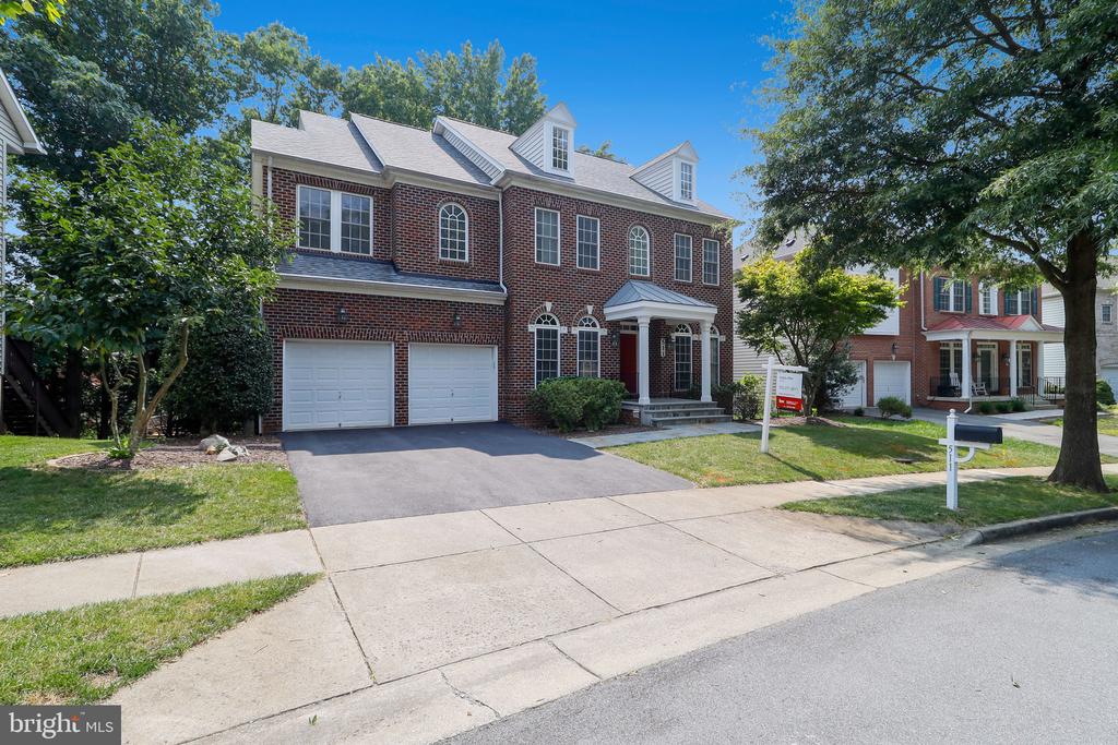 511 AUTUMN WIND WAY
