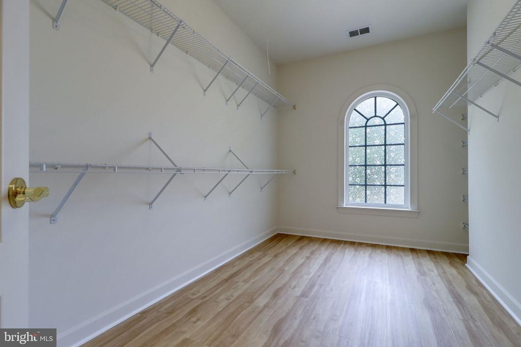 511 AUTUMN WIND WAY
