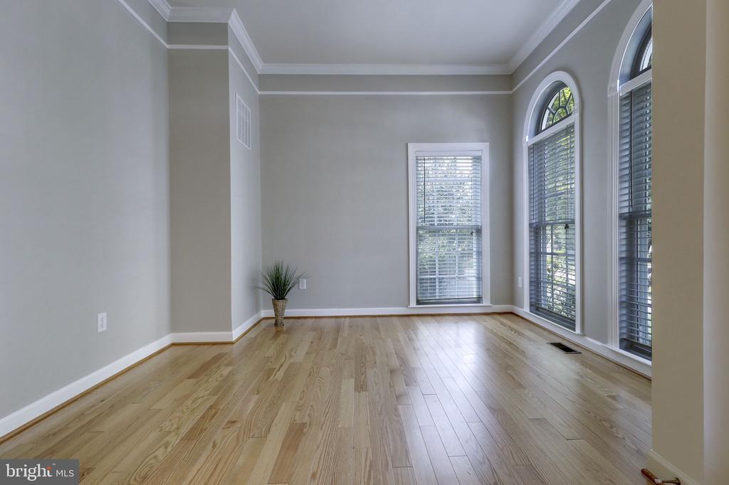 511 AUTUMN WIND WAY