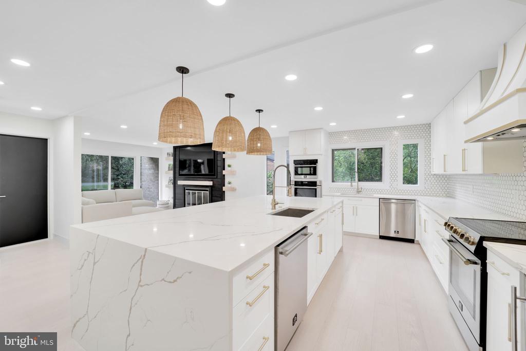 8509 TIMBER HILL LANE