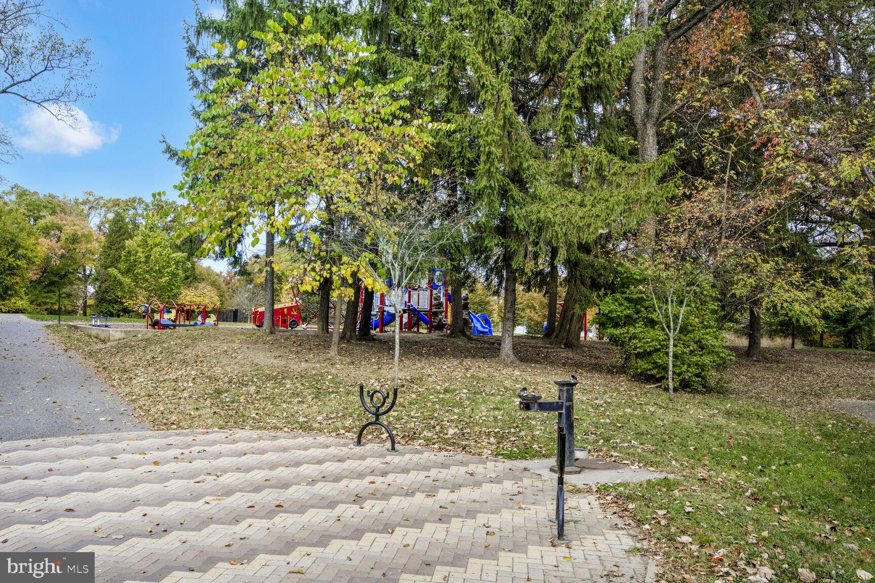 807 LANARK WAY