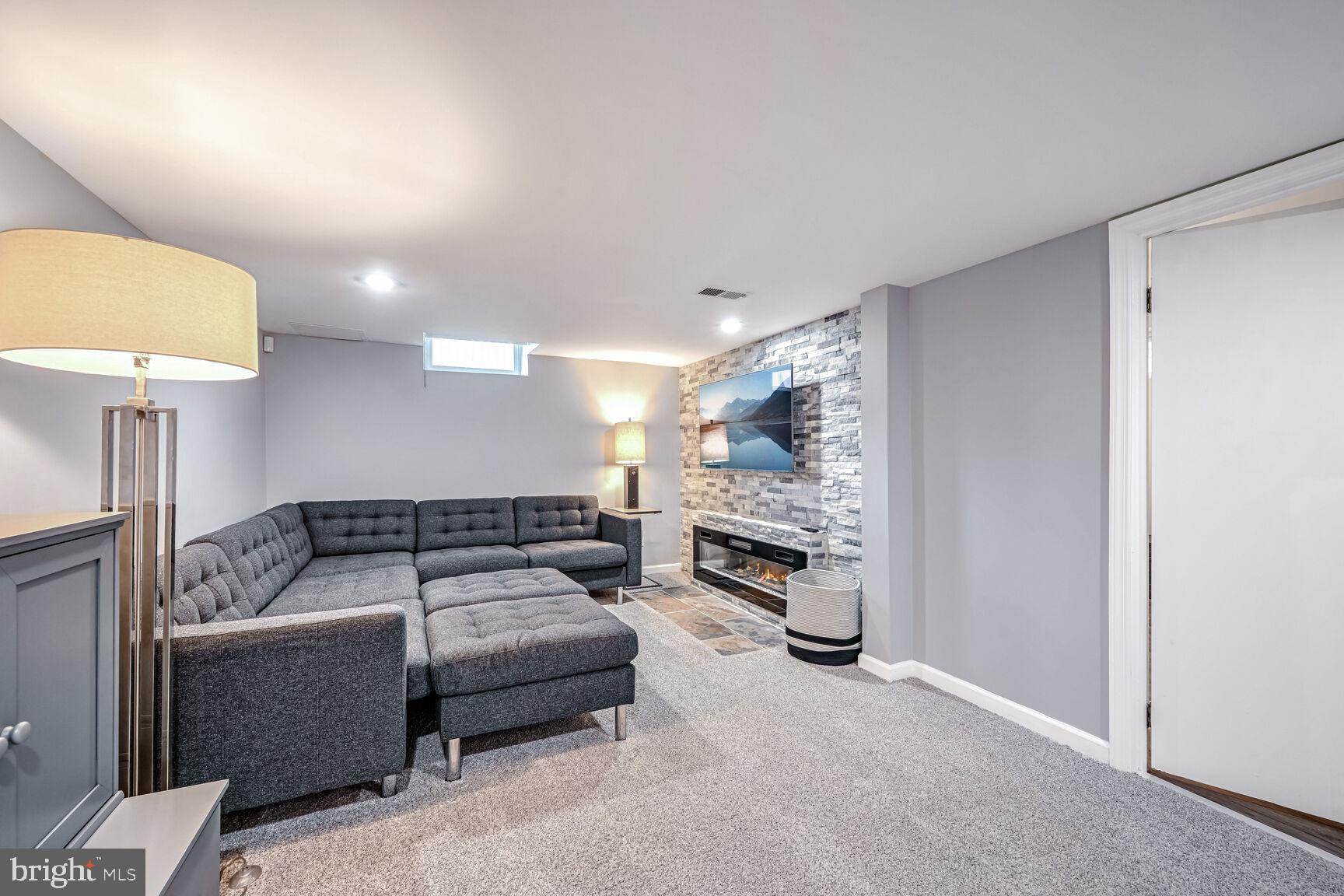 807 LANARK WAY