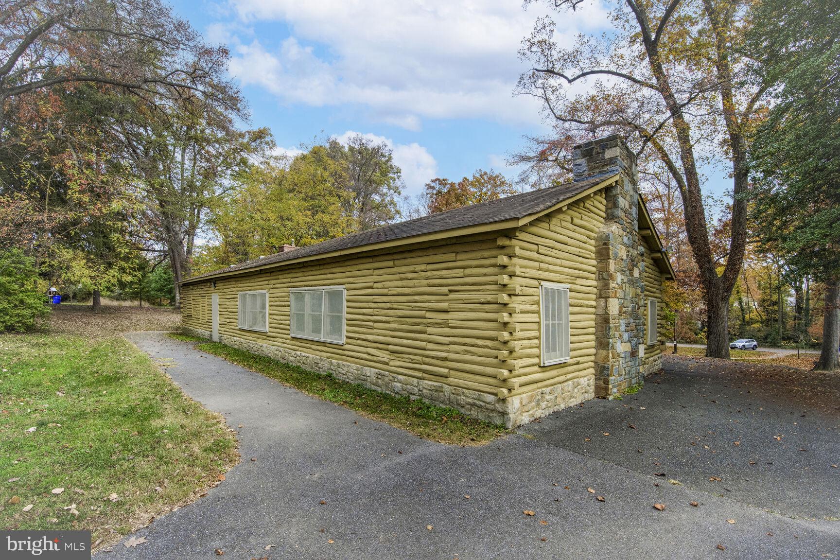 807 LANARK WAY