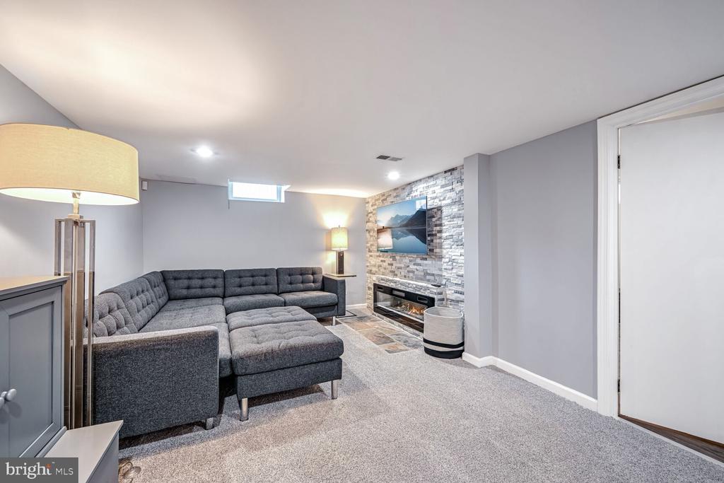 807 LANARK WAY