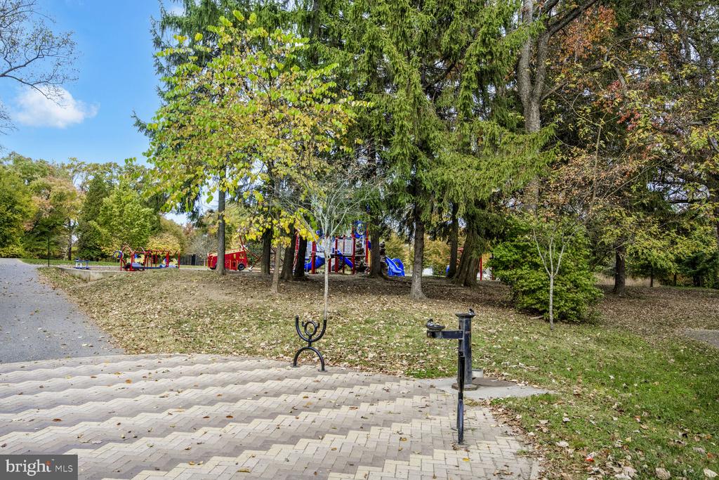 807 LANARK WAY