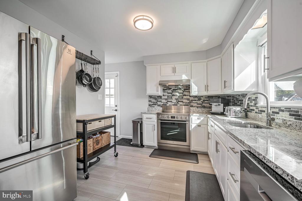 807 LANARK WAY