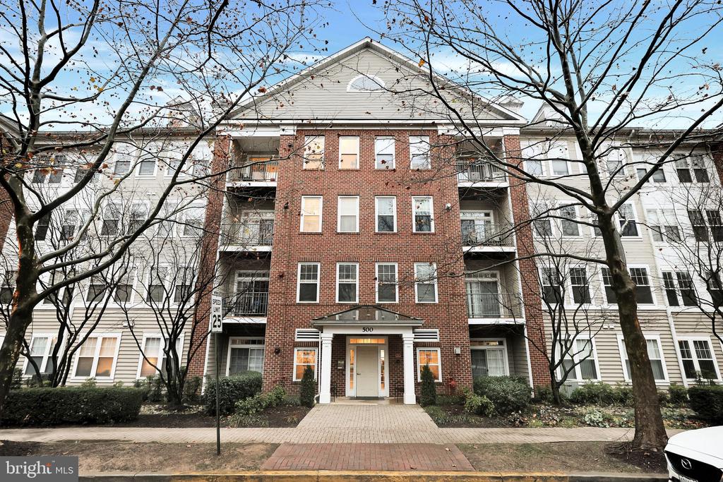 500 KING FARM BOULEVARD 208