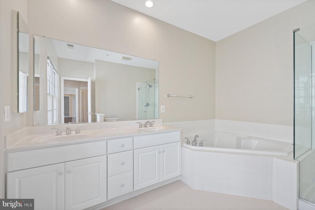 208 OAK KNOLL TERRACE