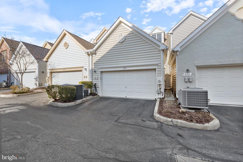 208 OAK KNOLL TERRACE